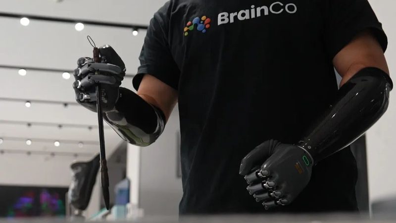 工业互联网与智能制造：标准规范的构建与演进**